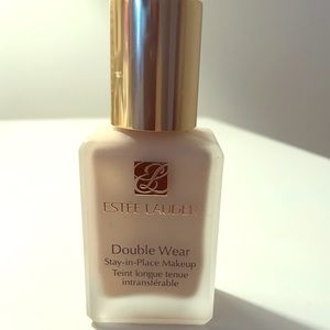 Estée Lauder double stay in Place makeup